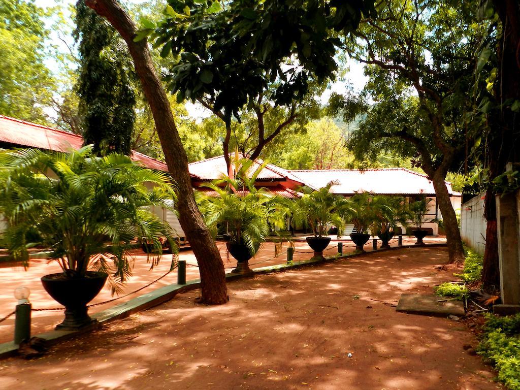 Jayasinghe Holiday Resort Kataragama Esterno foto